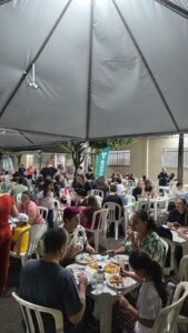 Hoje, no 2º dia de nossa Novena em honra a São Francisco, contemplamos a Irmã Lua e as estrelas. Na suavidade da noite, a lua e as estrelas nos recordam a ternura de Deus, que nunca nos deixa na escuridão. Brilham como irmãs que refletem a beleza do Criador e nos convidam a confiar: mesmo em meio às sombras, a Luz verdadeira — Cristo — vence as trevas. Que cada olhar para o céu seja um gesto de gratidão e esperança.